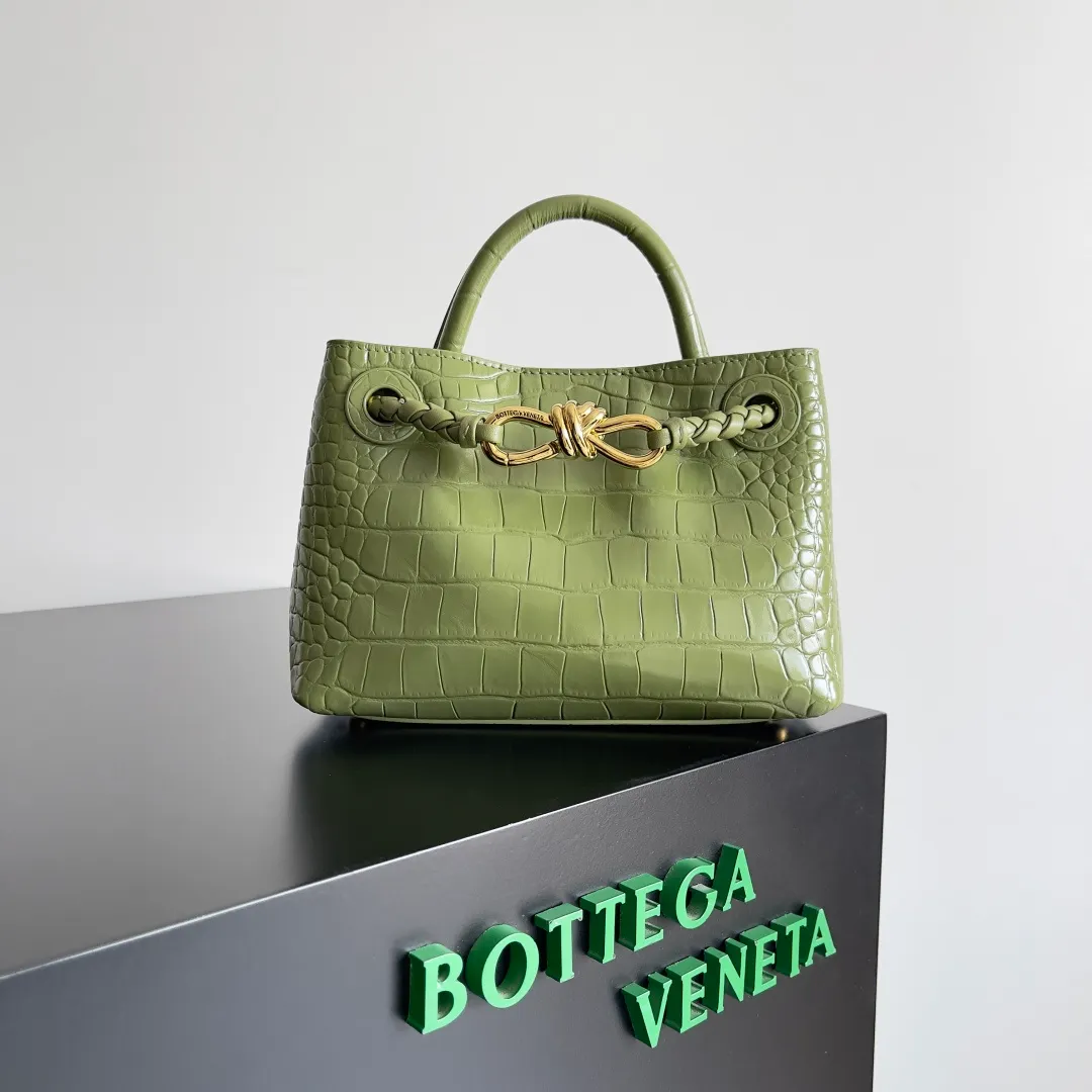 Batch 2880 BOTTEGA VENETA new women's crocodile leather ANDIAMO is shipped! ! ! As a classic model of the BV family, each innovation brings different surprises to fans. There are three ways to carry it with different makeup. Crocodile skin is called the gold in leather and is famous for its top luxury and rarity. During use, the luster of the crocodile skin will not fade or fade with time. No matter how long it is used, it will still remain new. And because each crocodile skin is different, the effect of each crocodile leather bag is different. Style number: 777614 Size: 22*9*15.5cm